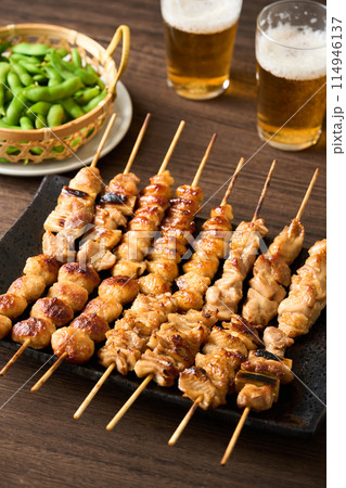 大皿に盛り付けた焼き鳥 大皿に盛り付けた焼き鳥 114946137