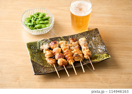 皿に盛り付けた焼き鳥 皿に盛り付けた焼き鳥 114946163
