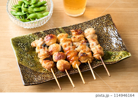 皿に盛り付けた焼き鳥 皿に盛り付けた焼き鳥 114946164