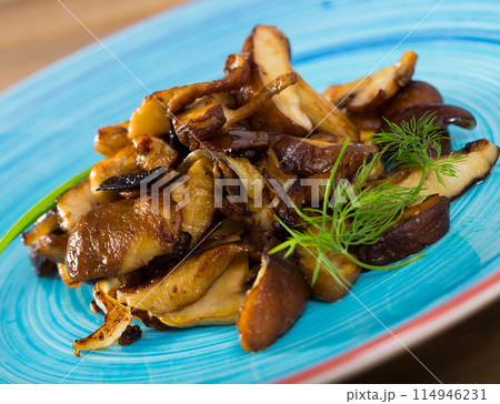 Roasted shiitake mushrooms Roasted shiitake mushrooms 114946231