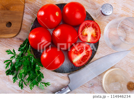 Fresh organic tomatoes on wooden kitchen table Fresh organic tomatoes on wooden kitchen table 114946234