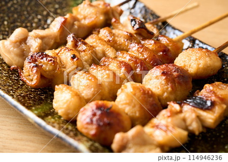 皿に盛り付けた焼き鳥 皿に盛り付けた焼き鳥 114946236