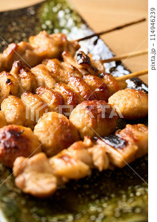皿に盛り付けた焼き鳥 114946239