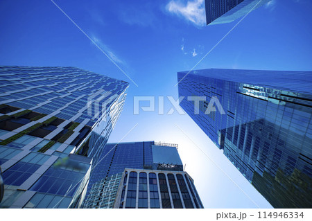 渋谷駅前のビル群に反射する雲 114946334