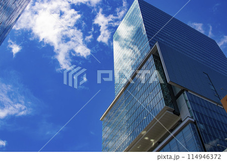 渋谷駅前のビル群に反射する雲 114946372