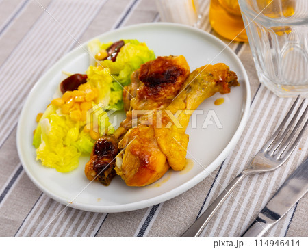 Fried chicken legs with vegetables and canned corns Fried chicken legs with vegetables and canned corns 114946414