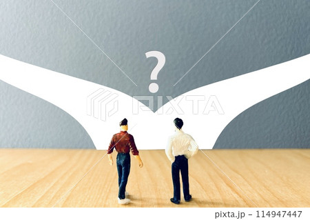 分かれ道の分岐で悩む男性 分かれ道の分岐で悩む男性 114947447