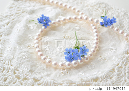レースと真珠のネックレスと青い花 114947913