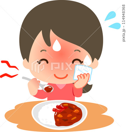 汗をかきながら辛いカレーを食べる笑顔の女性 114948368
