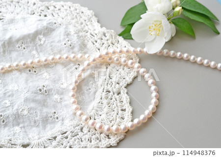 白いレースと真珠のネックレスと白い花 114948376