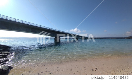 古宇利ビーチから望む古宇利大橋 古宇利ビーチから望む古宇利大橋 114948483