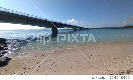 古宇利ビーチから望む古宇利大橋 古宇利ビーチから望む古宇利大橋 114948490