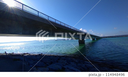 古宇利ビーチから望む古宇利大橋 古宇利ビーチから望む古宇利大橋 114948496