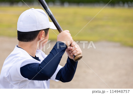 バットを持って構える少年 baseball boy バットを持って構える少年 baseball boy 114948757