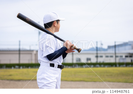 バットを持って構える少年 baseball boy バットを持って構える少年 baseball boy 114948761