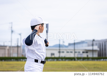 バットを持って構える少年 baseball boy バットを持って構える少年 baseball boy 114948762