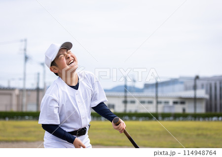 野球を楽しむ少年 boy enjoying baseball 野球を楽しむ少年 boy enjoying baseball 114948764