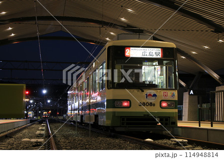 【広島電鉄】夜の3800形〜ぐりーんらいなー〜(宮島線:広電宮島口駅) 【広島電鉄】夜の3800形〜ぐりーんらいなー〜(宮島線:広電宮島口駅) 114948814