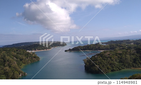 展望所から望む運天港と古宇利大橋 展望所から望む運天港と古宇利大橋 114948981