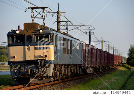 伯備線を走るEF641022コンテナ貨物列車 114949446