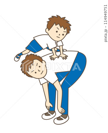 親子体操で馬跳びをする男の子 114949751