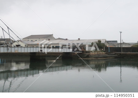 水面に映る建物 水面に映る建物 114950351