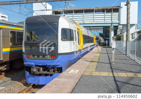 安房鴨川駅に停車する255系特急「わかしお」 114950602