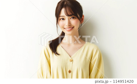 カメラ目線の若い女性 114951420
