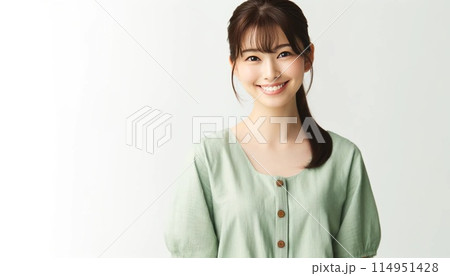 カメラ目線の若い女性 114951428
