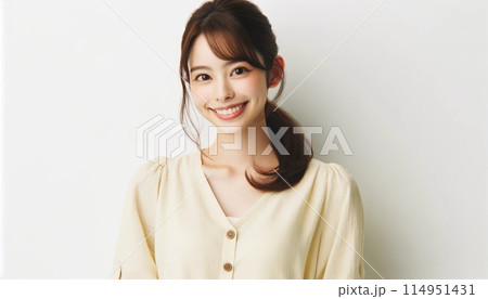 カメラ目線の若い女性 114951431