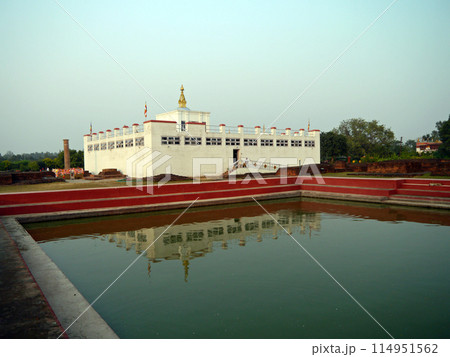 お釈迦様が生まれた聖地ネパールのルンビニに建つマヤ堂と産湯に使われたところにある池 お釈迦様が生まれた聖地ネパールのルンビニに建つマヤ堂と産湯に使われたところにある池 114951562