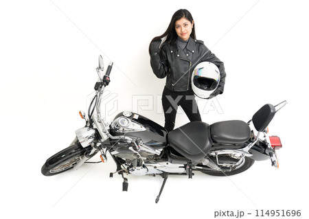 ヘルメットを持ってバイクの横に立って髪を掻き上げるバイク女子 俯瞰 114951696