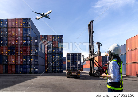 Foreman Woman control loading Containers box 114952150
