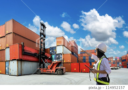 Foreman Woman control loading Containers box 114952157