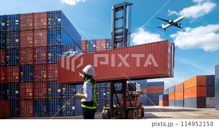 Foreman Woman control loading Containers box Foreman Woman control loading Containers box 114952158