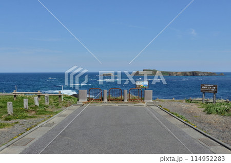 北海道道507号船泊港利礼公園線 終点の礼文島スコトン岬から眺めるトド島 114952283
