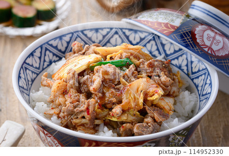 スタミナ満点 豚キムチ丼　（簡単さとおいしさを併せ持つナイスな丼） 114952330