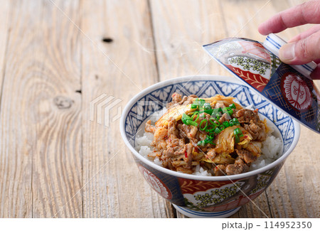 スタミナ満点 豚キムチ丼　（簡単さとおいしさを併せ持つナイスな丼） 114952350