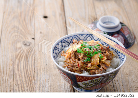 スタミナ満点 豚キムチ丼 (簡単さとおいしさを併せ持つナイスな丼) スタミナ満点 豚キムチ丼 (簡単さとおいしさを併せ持つナイスな丼) 114952352