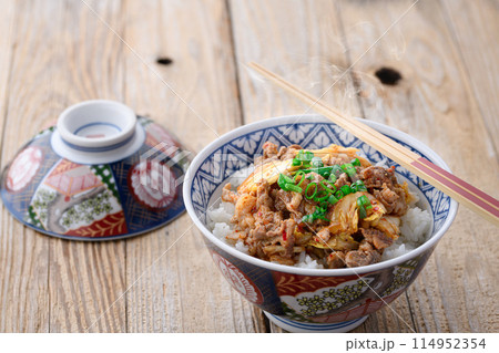 スタミナ満点 豚キムチ丼　（簡単さとおいしさを併せ持つナイスな丼） 114952354