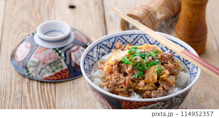 スタミナ満点 豚キムチ丼 (簡単さとおいしさを併せ持つナイスな丼) スタミナ満点 豚キムチ丼 (簡単さとおいしさを併せ持つナイスな丼) 114952357