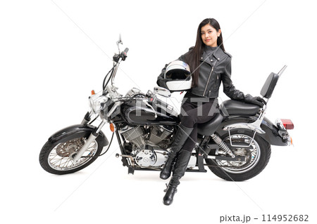 フルフェイスヘルメットを持って、バイクに座っているバイク女子 114952682