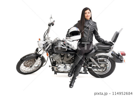 フルフェイスヘルメットを持って、バイクに座っているバイク女子 フルフェイスヘルメットを持って、バイクに座っているバイク女子 114952684