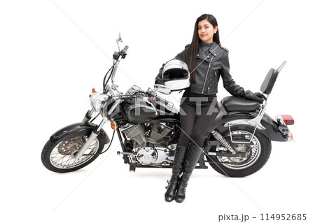 フルフェイスヘルメットを持って、バイクに座っているバイク女子 114952685
