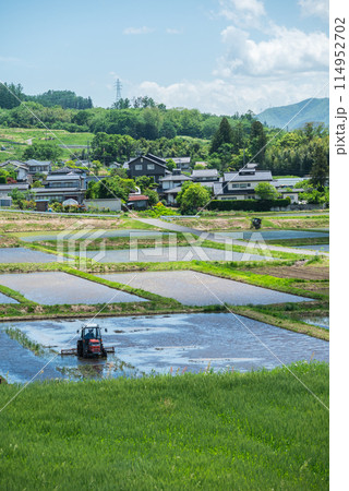 代かき作業の風景【松本市中山】 代かき作業の風景【松本市中山】 114952702