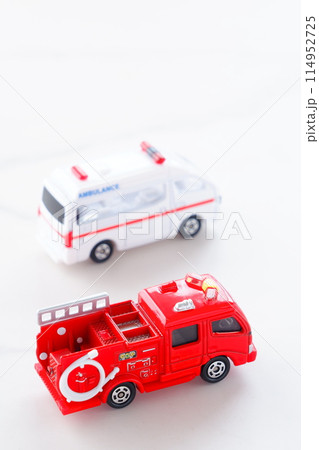 出動する消防車(ポンプ車)と救急車(PA連携) 出動する消防車(ポンプ車)と救急車(PA連携) 114952725