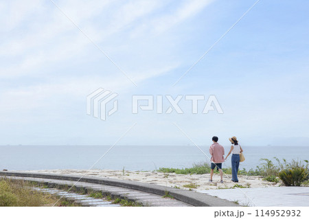 海辺を歩く若いカップル 海辺を歩く若いカップル 114952932