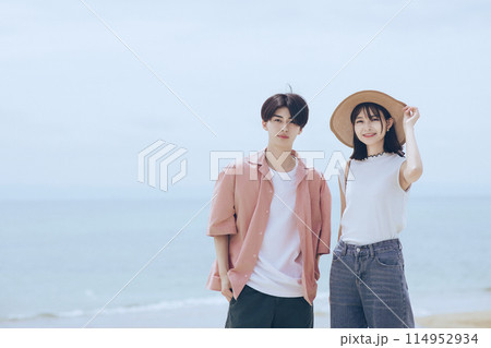 海辺を歩く若いカップル 114952934