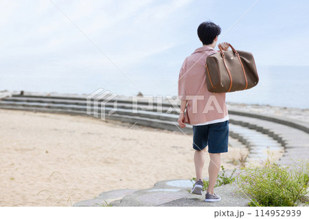 海辺を歩く若いカップル 海辺を歩く若いカップル 114952939