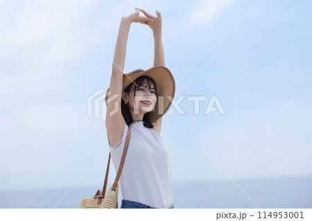 海辺を歩く若い女性 海辺を歩く若い女性 114953001